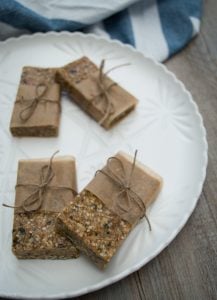 No bake muesli bar - These healthy no bake muesli bars are nut free and take minutes to make. Perfect for school lunch boxes. Vegan, gluten, dairy, fructose free versions too.