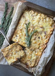 This delicious Cauliflower Cheese Slice is like a bowl of Cauliflower Cheese! All packaged up into a gluten-free, protein rich slice.