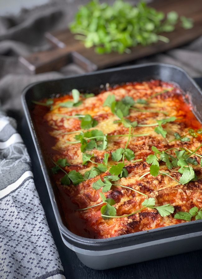These Chicken Enchiladas are a really delicious and easy to create meal, filled with delicious mexican flavours!