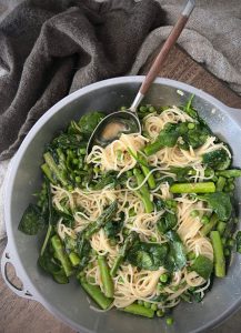 This Greens Spaghetti Carbonara just screams spring! It's a delicious vegetarian take on the classic and so quick and easy to make.