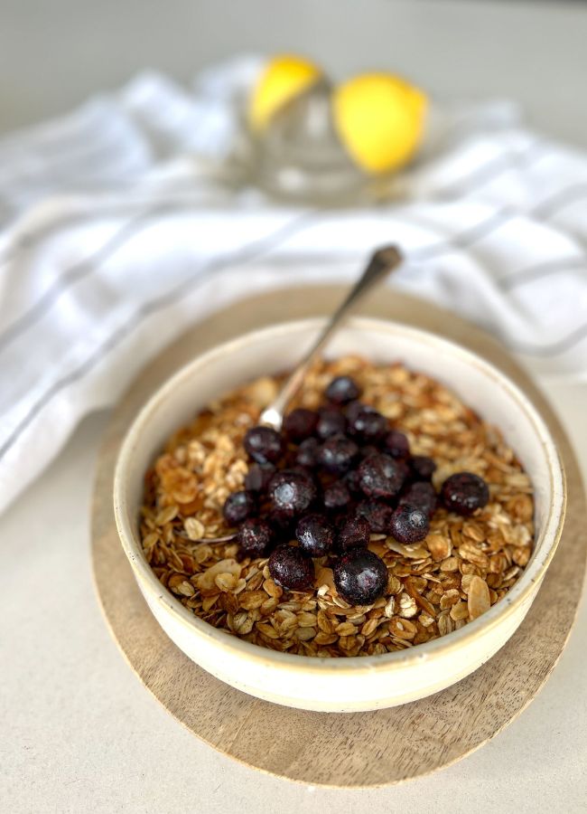 This Honey Lemon Ginger Granola flavour combination is my new favourite. The flavours are lovely and subtle, the granola is crunchy and golden.