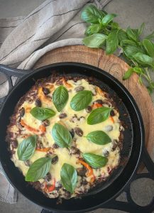 This protein rich meatzza has all the flavours of pizza, minus the carbs. I’ve suggested toppings but the options are endless so choose your own adventure.