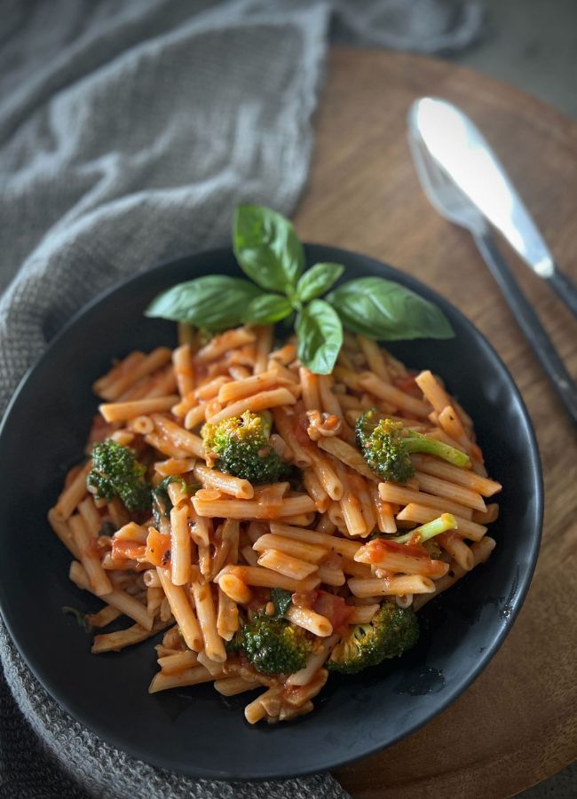 This delicious, One Pot Bacon Tomato Penne is the easiest, tastiest pasta dish. And best of all, you’ll only have one pan to wash up!!