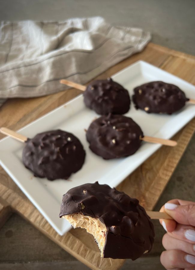 These Snickers Yoghurt Ice Pops are a delicious, easy to make treat that are perfect for all the family. They are quite low in sugar but still taste very decadent.