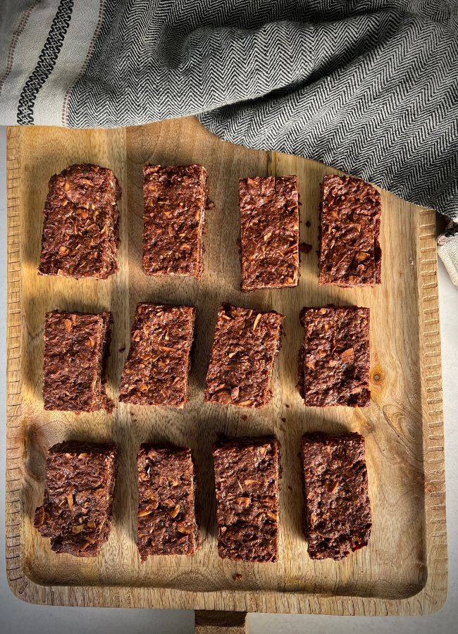 This easy to make, delicious gluten-free Chocolate Muesli Slice is going to become your new favourite. It’s got a lovely almost cornflake like crunch and it freezes perfectly for fast lunchbox packing.