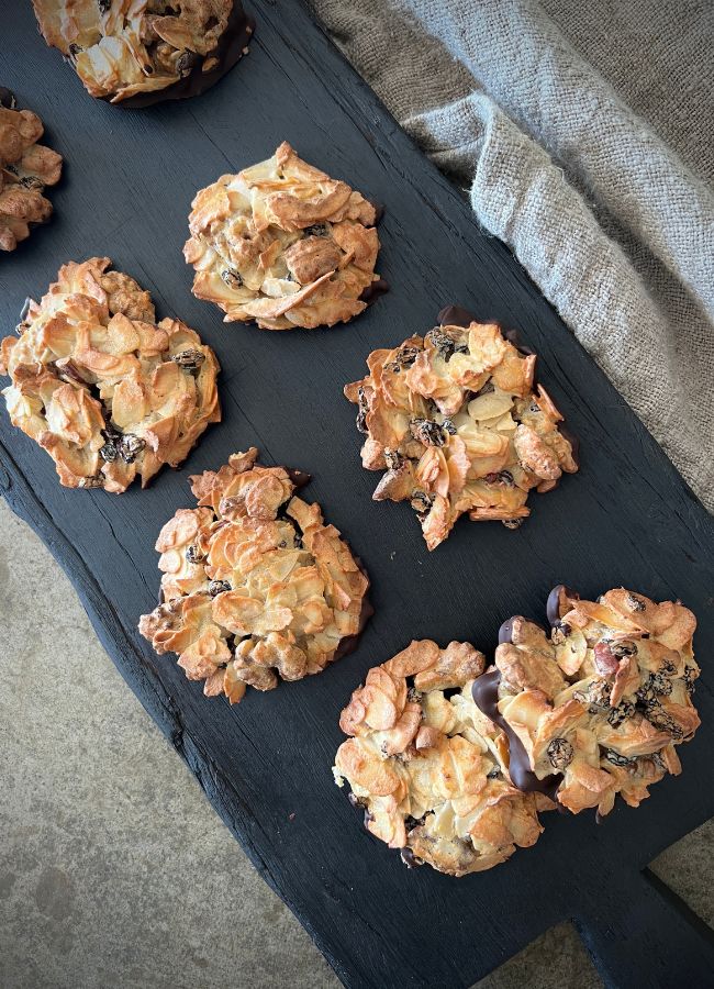 This Nut Florentine is a really delicious, easy to make protein rich treat. The crispy, chewy tops and the finishing touch is dipping the bases in rich dark chocolate for the ultimate indulgence!