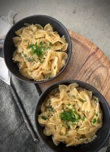 This French Onion Pasta (one pot) is a super budget friendly and I love when the family walk into the warm kitchen and remark on the amazing aromas wafting through the house – certainly one to get the stomach rumbling!