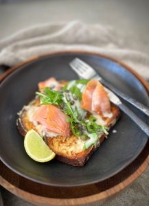 This Smoked Salmon French Toast automatically has me saying ‘oh la la!!’ This slightly fancier weekend brekkie is good for when you don’t feel like eggs but want a protein rich, filling start to the day.