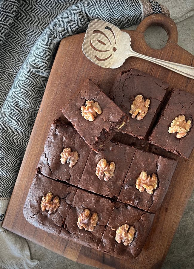 Healthy Grain-Free Brownie made with black beans, cacao & maple syrup. A delicious nutrient-packed treat that's gluten, nut & dairy-free.
