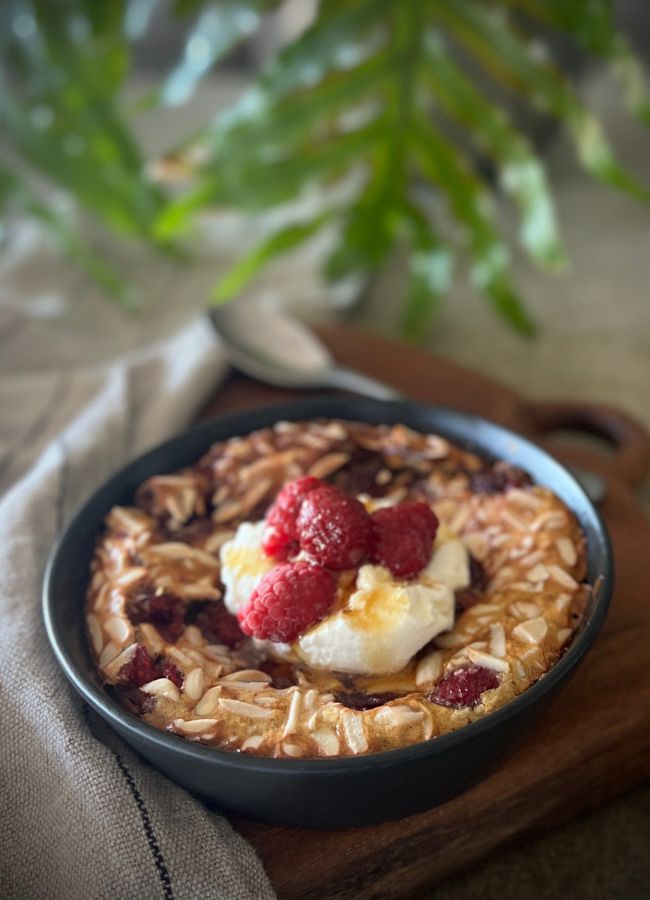 This high protein baked pancake recipe is the ultimate healthy breakfast - with 34g protein, 6g fibre, it’s easy to make and customisable.
