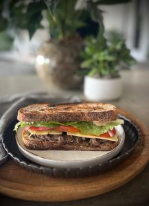 A quick one pan beef burger with a simple homemade sauce, fresh toppings & perfectly cooked mince pressed straight onto the bread. Fuss-free!