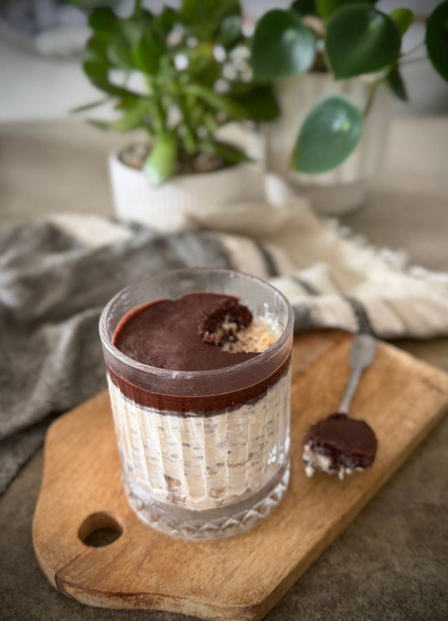 Snickers overnight oats with a crackable chocolate topping & toasted cashews. A quick make-ahead breakfast that’s high in fibre and protein.